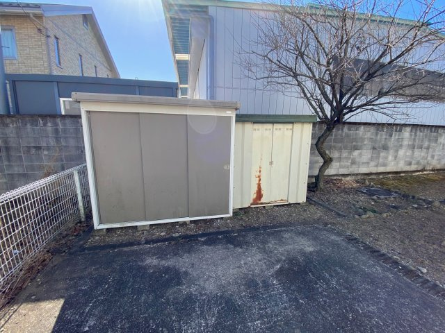 収納力のある物置2台付