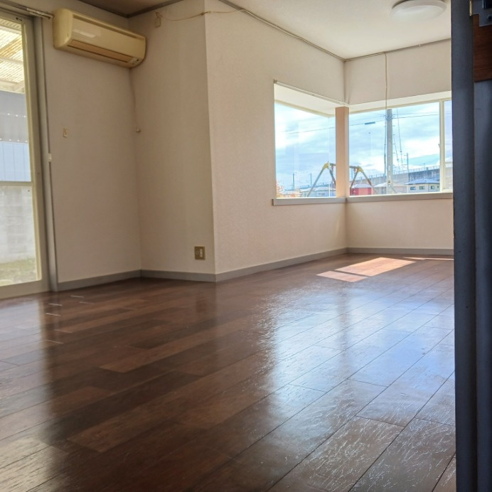 光が差し込む明るいリビング