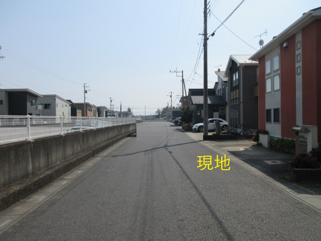 中古戸建　滑川町月の輪5-2-12の前面道路含む現地写真