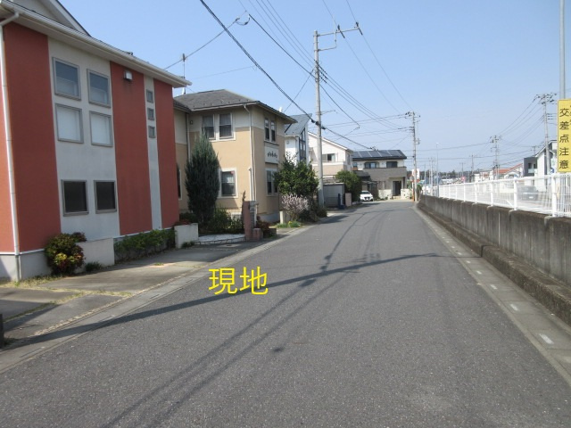 中古戸建　滑川町月の輪5-2-12の前面道路含む現地写真
