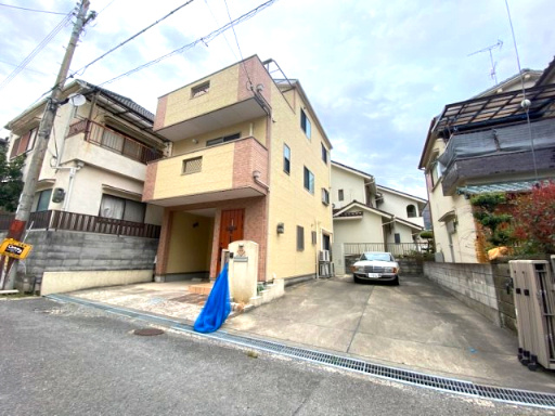 大東市明美の里町　戸建ての前面道路含む現地写真|■お車は楽々３台は停めれますよ♪♪