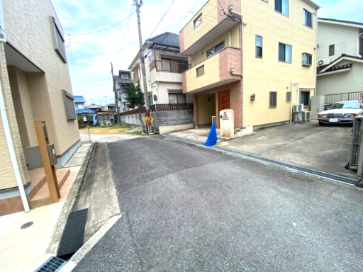 大東市明美の里町　戸建ての前面道路含む現地写真|■前面道路は約4.7ｍあります♪♪