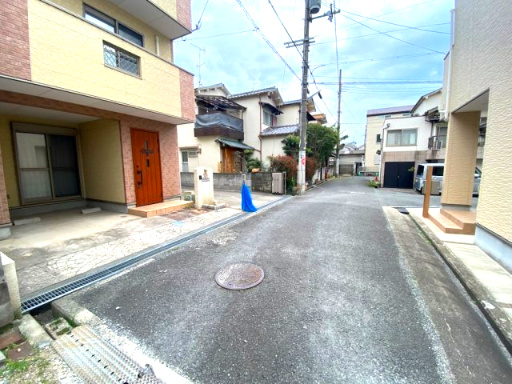 大東市明美の里町　戸建ての前面道路含む現地写真|■閑静な住宅街です♪♪