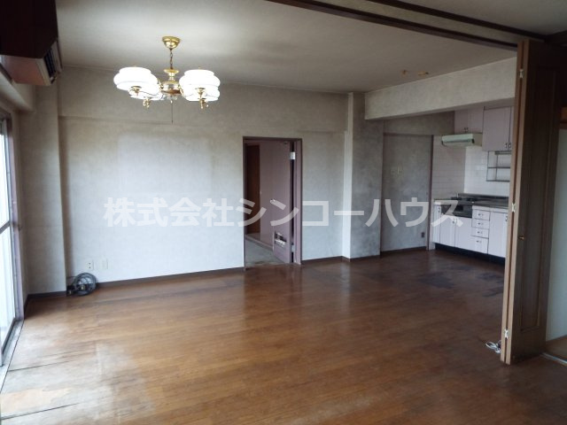 【居間・リビング】 | 第二サンライズ伊奈 | 南東向きのリビング。窓から明るい陽射しが入ります。