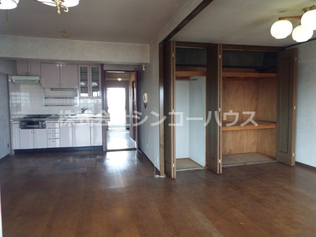 【居間・リビング】 | 第二サンライズ伊奈 | ベランダ側から室内を撮影しています。