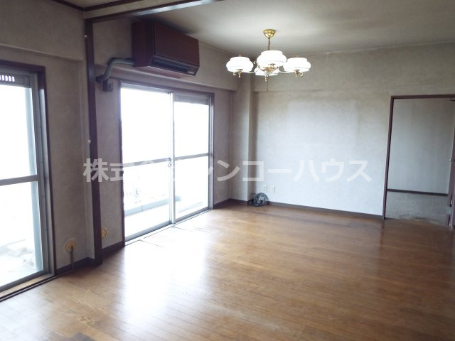 【居間・リビング】 | 第二サンライズ伊奈 | ゆったり過ごせる約18.3帖のリビング。