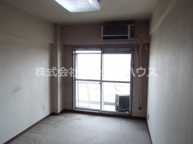 【洋室】 | 第二サンライズ伊奈 | じゅうたん張りだとフローリングに比べて音が響きにくくなります。