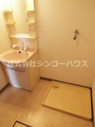 【ランドリースペース】 | 第二サンライズ伊奈 | 脱衣所に洗濯機置き場があるとそのまま洗濯物を入れられますね。