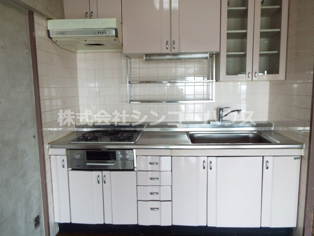 【キッチン】 | 第二サンライズ伊奈 | 3口のガスコンロがあるシステムキッチンです！