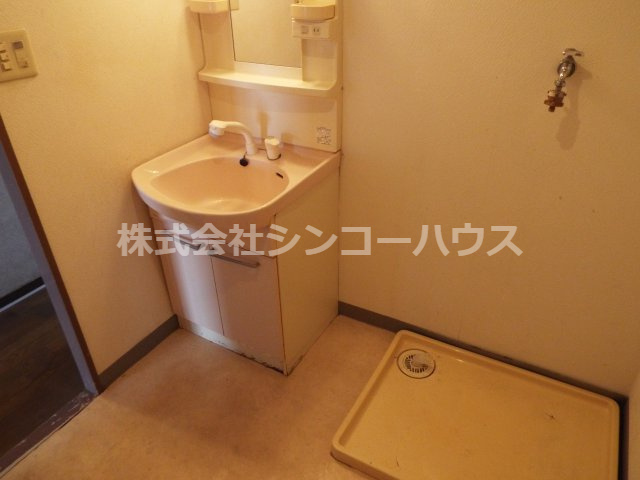 【独立洗面台】 | 第二サンライズ伊奈 | 独立洗面台。その横は洗濯機置き場になっております。