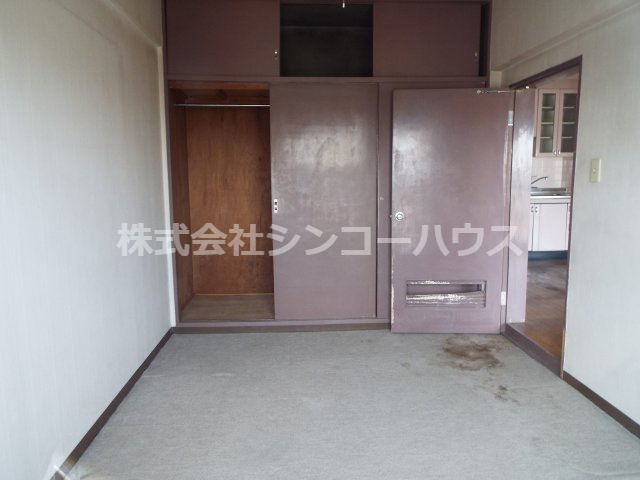 【洋室】 | 第二サンライズ伊奈 | リビング横の洋室。じゅうたん張りになっています。