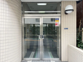 【エントランス】 | マンションの正面エントランス。出入りする人間を癒してくれるマンション入り口であり、その建物の「顔」でもあります。～即日のご見学可能～　お問合せはお気軽にどうぞ。