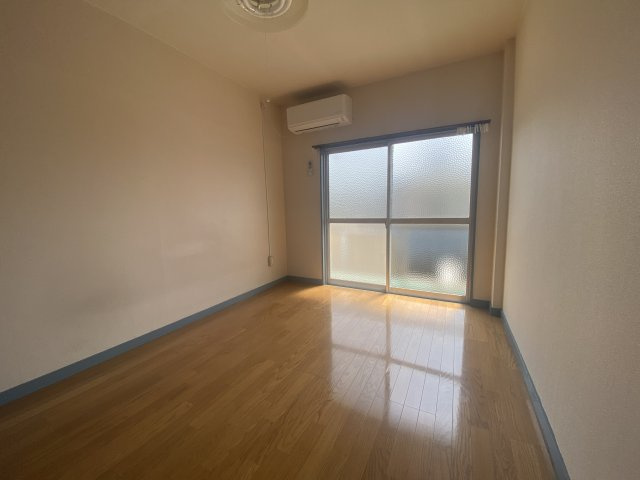 メゾンシェーネの洋室|落ち着いた色調の洋室です