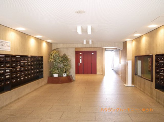 【エントランス】 | タイル敷きの大変開放感あるエントランス内部です。