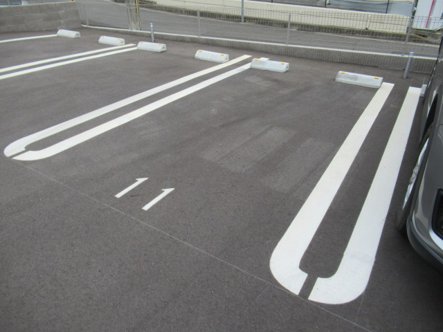 メゾン　ド　ラピスラジュリの駐車場