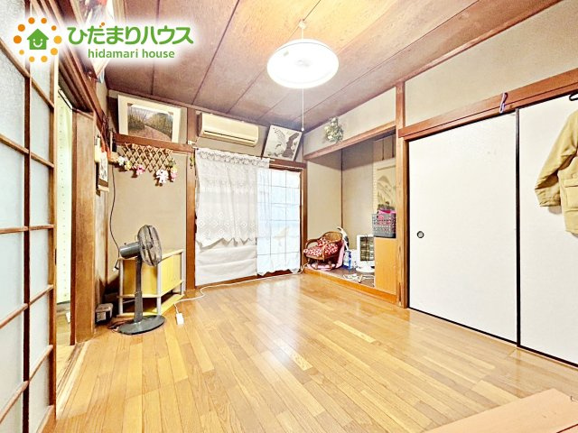 【居間・リビング】 | 北茨城市中郷町汐見ケ丘　中古戸建て | 明るい印象を受けるお部屋です。