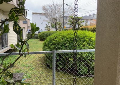 【庭】 | ネオコーポ町田 | 物件によっては、入居者が個人的に使用できる専用庭がついているものもあります。また、住宅の中にある土間の部分を庭と呼ぶこともあります。庭の用途は住む人によって変わり、それによってデザインもさまざまです。