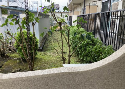 【中庭】 | ネオコーポ町田 | 中庭（パティオ）とは、一つの建築物の内部に設けられた、壁などで囲われている庭のことを指します。コの字型、ロの字型が主流ですが、L字型の中庭もあります。最近では、インテリア性の高さからも人気があります。