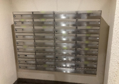 【設備】 | ネオコーポ町田 | エントランス付近に設置されている集合ポストは、住んでいる部屋と離れているため、ポストをあさるなど誰かに何かされていても被害に気づきにくいです。入居する時には他人に特定されにくい番号で鍵をかけましょう！