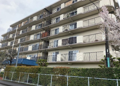 【外観】 | ネオコーポ町田 | ＲＣ造、Reinforced Concreteは直訳すると補強されたコンクリートです。主に柱や梁・床・壁が鉄筋とコンクリートで構成おり、鉄筋を組んだ型枠にコンクリートを流し込んで固めたものを指します。