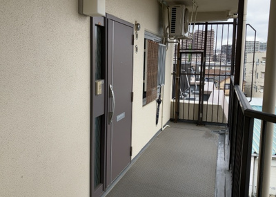 【玄関】 | ネオコーポ町田 | 玄関は家の顔でもあり、家族以外の目にも止まる場所です。玄関は外との間を仕切る扉、靴などをしまっておく収納スペース、靴脱ぎのたたきスペース、来客とのやり取りをするドアホンなど複数のアイテムからなります。