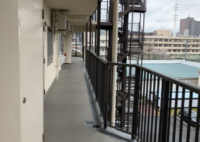 【内装】 | ネオコーポ町田 | 共有部分は、住民なら誰もが使える設備のこと。例えば駐車場やエレベーター、インターネット設備、セキュリティ設備などがあります。他にも、マンションの廊下・外部階段やエントランス・ゴミ置き場などがあります。