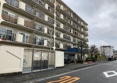 【外観】 | ネオコーポ町田 | 外観はマンション管理がされているかの目安になります。築年数が古いと、壁面は劣化してひび割れが生じることも！建物が古びていても細かいところが修繕されていると、きちんと管理されているなぁと感じるでしょう。