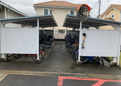 【駐車場】 | ネオコーポ町田 | 車一台あたりに必要なスペースは、標準サイズの普通自動車で横幅2m50cm、長さ5mは必要になります。ただし、乗降のことも考慮して横幅3m30cm、長さ5m50cmほどは確保できるところを選びましょう。