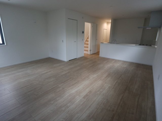 【居間・リビング】 | 《仲介手数料無料》浦和区大東２丁目29-17(1号棟)新築一戸建てケイアイグレース | 撮影日 2025年7月3日 17：15 晴れ