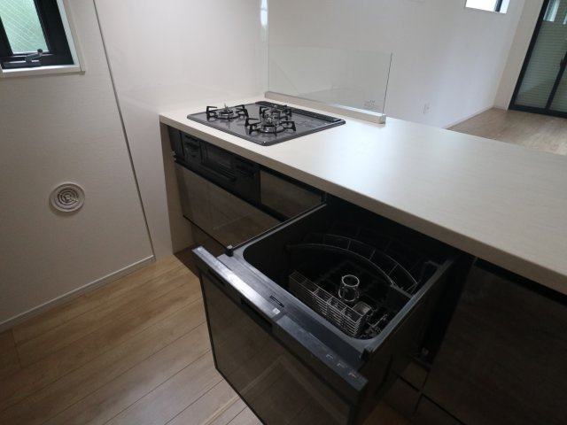 【キッチン】 | 《仲介手数料無料》浦和区大東２丁目29-17(1号棟)新築一戸建てケイアイグレース | 撮影日 2025年7月3日 17：15 晴れ