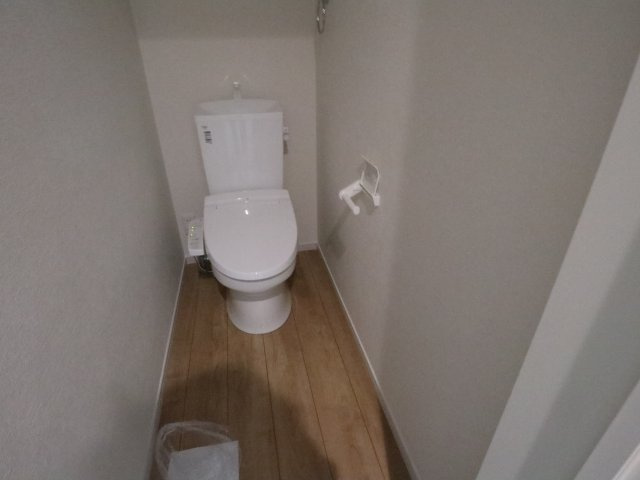 【トイレ】 | 《仲介手数料無料》浦和区大東２丁目29-17(1号棟)新築一戸建てケイアイグレース | 撮影日 2025年7月3日 17：15 晴れ