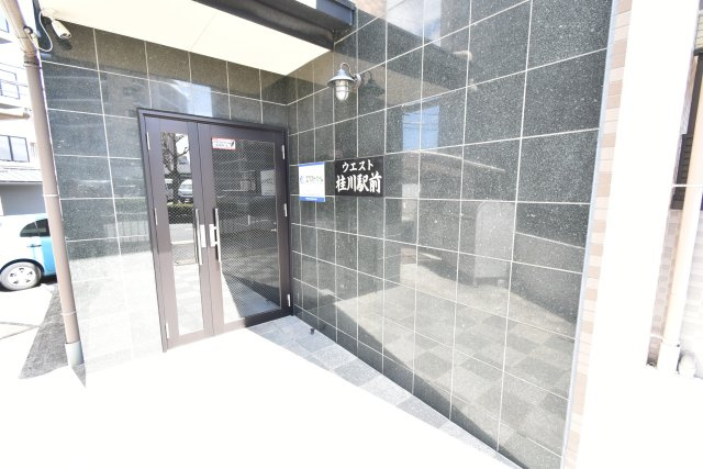 ウエスト桂川駅前のエントランス