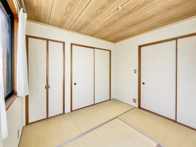 魚崎北町六丁目　戸建の和室|２階の居室は和室が続いており、来客スペースとしても広々お使いいただけます♪