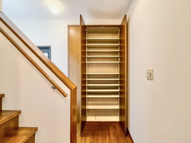 魚崎北町六丁目　戸建の収納|大容量の玄関収納です。遊び道具も靴もスッキリ収納できます♪