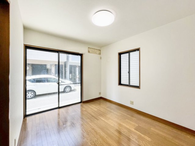 魚崎北町六丁目　戸建の居間・リビング|リビングは２面採光でコンパクトながらも圧迫感のない空間です。