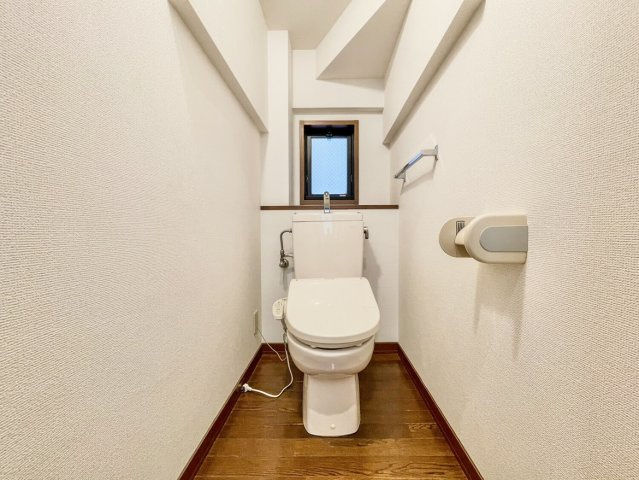 魚崎北町六丁目　戸建のトイレ|1階のトイレです。窓があるため明るく、清潔感のある空間です。