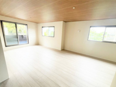 【居間・リビング】 | 【仲介手数料２９０万円が無料！】■富士山も見える豪快な眺望■ＬＤＫ２２帖 | 「諸費用が２９０万円ＯＦＦ」です！！
■ＬＤＫから豪快な景色を望みます。
■ＬＤＫ２２．６帖
■車庫は幅３ｍ、長さ７ｍあります。
■高断熱住宅
■省エネ性能ラベル
■内覧可