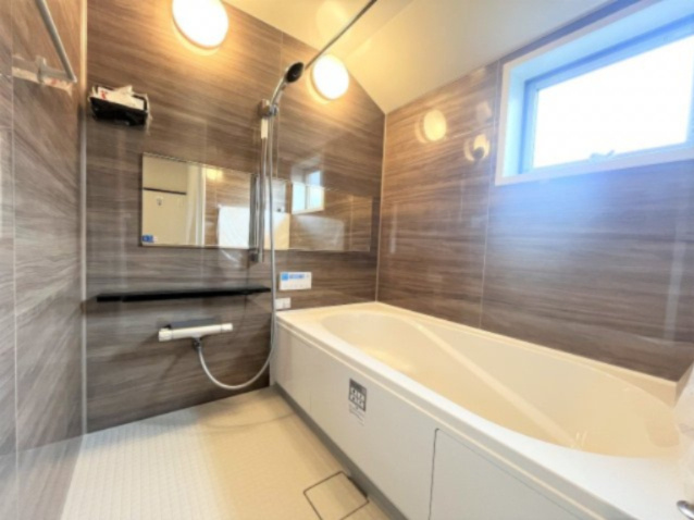 【浴室】 | 【仲介手数料２９０万円が無料！】■富士山も見える豪快な眺望■ＬＤＫ２２帖 | 「諸費用が２９０万円ＯＦＦ」です！！
■ＬＤＫから豪快な景色を望みます。
■ＬＤＫ２２．６帖
■車庫は幅３ｍ、長さ７ｍあります。
■高断熱住宅
■省エネ性能ラベル
■内覧可