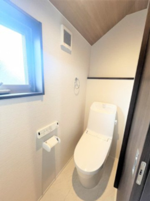 【トイレ】 | 【仲介手数料２９０万円が無料！】■富士山も見える豪快な眺望■ＬＤＫ２２帖 | 「諸費用が２９０万円ＯＦＦ」です！！
■ＬＤＫから豪快な景色を望みます。
■ＬＤＫ２２．６帖
■車庫は幅３ｍ、長さ７ｍあります。
■高断熱住宅
■省エネ性能ラベル
■内覧可