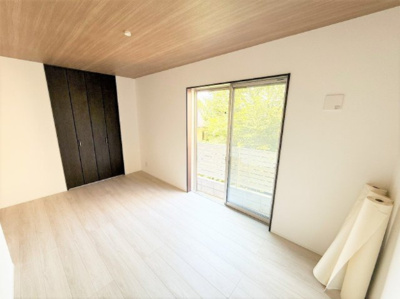 【洋室】 | 【仲介手数料２９０万円が無料！】■富士山も見える豪快な眺望■ＬＤＫ２２帖 | 「諸費用が２９０万円ＯＦＦ」です！！
■ＬＤＫから豪快な景色を望みます。
■ＬＤＫ２２．６帖
■車庫は幅３ｍ、長さ７ｍあります。
■高断熱住宅
■省エネ性能ラベル
■内覧可