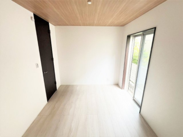 【洋室】 | 【仲介手数料２９０万円が無料！】■富士山も見える豪快な眺望■ＬＤＫ２２帖 | 「諸費用が２９０万円ＯＦＦ」です！！
■ＬＤＫから豪快な景色を望みます。
■ＬＤＫ２２．６帖
■車庫は幅３ｍ、長さ７ｍあります。
■高断熱住宅
■省エネ性能ラベル
■内覧可