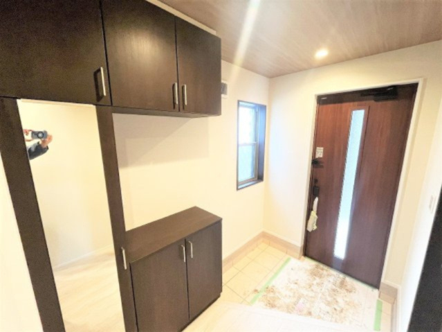 【玄関】 | 【仲介手数料２９０万円が無料！】■富士山も見える豪快な眺望■ＬＤＫ２２帖 | 「諸費用が２９０万円ＯＦＦ」です！！
■ＬＤＫから豪快な景色を望みます。
■ＬＤＫ２２．６帖
■車庫は幅３ｍ、長さ７ｍあります。
■高断熱住宅
■省エネ性能ラベル
■内覧可