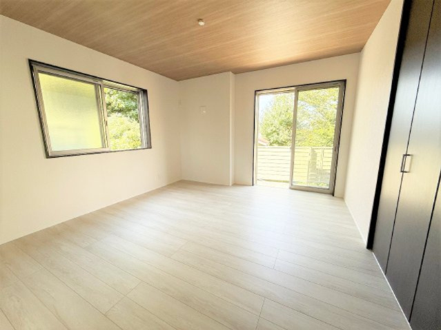 【洋室】 | 【仲介手数料２９０万円が無料！】■富士山も見える豪快な眺望■ＬＤＫ２２帖 | 「諸費用が２９０万円ＯＦＦ」です！！
■ＬＤＫから豪快な景色を望みます。
■ＬＤＫ２２．６帖
■車庫は幅３ｍ、長さ７ｍあります。
■高断熱住宅
■省エネ性能ラベル
■内覧可