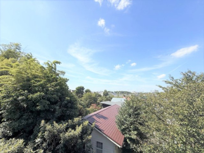 【展望】 | 【仲介手数料１００万円ＯＦＦ！】■富士山も見える豪快な眺望■ＬＤＫ２２帖 | リビングからの豪快で爽快な景色です。
【お得な諸費用サービスキャンペーン中！！】
■詳細は「物件概要」の「諸費用」欄をご確認下さい！
■ＬＤＫ２２．６帖
■車庫は幅３ｍ、長さ７ｍあります。
