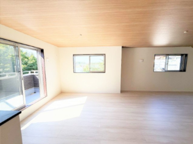 【居間・リビング】 | 【仲介手数料２９０万円が無料！】■富士山も見える豪快な眺望■ＬＤＫ２２帖 | ＬＤＫから豪快な景色を望みます。
【お得な諸費用サービスキャンペーン中！！】
■詳細は「物件概要」の「諸費用」欄をご確認下さい！
■ＬＤＫ２２．６帖
■車庫は幅３ｍ、長さ７ｍあります。
■内覧可
