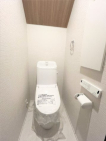 【トイレ】 | 【仲介手数料２９０万円が無料！】■富士山も見える豪快な眺望■ＬＤＫ２２帖 | 「諸費用が２９０万円ＯＦＦ」です！！
■ＬＤＫから豪快な景色を望みます。
■ＬＤＫ２２．６帖
■車庫は幅３ｍ、長さ７ｍあります。
■高断熱住宅
■省エネ性能ラベル
■内覧可
