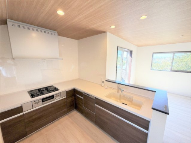 【キッチン】 | 【仲介手数料２９０万円が無料！】■富士山も見える豪快な眺望■ＬＤＫ２２帖 | 「諸費用が２９０万円ＯＦＦ」です！！
■ＬＤＫから豪快な景色を望みます。
■ＬＤＫ２２．６帖
■車庫は幅３ｍ、長さ７ｍあります。
■高断熱住宅
■省エネ性能ラベル
■内覧可