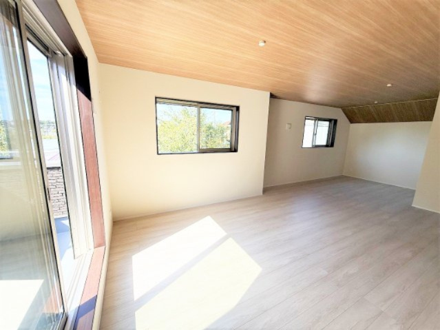 【ダイニング】 | 【仲介手数料１００万円ＯＦＦ！】■富士山も見える豪快な眺望■ＬＤＫ２２帖 | ■最大ポイントは「諸費用が１００万円ＯＦＦ」です！！
■ＬＤＫから豪快な景色を望みます。
■ＬＤＫ２２．６帖
■車庫は幅３ｍ、長さ７ｍあります。
■内覧可