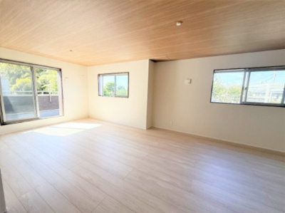 【居間・リビング】 | 【仲介手数料２９０万円が無料！】■富士山も見える豪快な眺望■ＬＤＫ２２帖 | 「諸費用が２９０万円ＯＦＦ」です！！
■ＬＤＫから豪快な景色を望みます。
■ＬＤＫ２２．６帖
■車庫は幅３ｍ、長さ７ｍあります。
■高断熱住宅
■省エネ性能ラベル
■内覧可