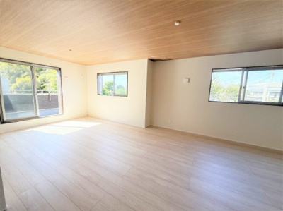 【居間・リビング】 | 【仲介手数料１００万円ＯＦＦ！】■富士山も見える豪快な眺望■ＬＤＫ２２帖 | ■最大ポイントは「諸費用が１００万円ＯＦＦ」です！！
■ＬＤＫから豪快な景色を望みます。
■ＬＤＫ２２．６帖
■車庫は幅３ｍ、長さ７ｍあります。
■内覧可